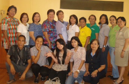 POSE FOR POSTERITY. DSWD FO6  Institutional Development Division personnel led by its chief Lucita Villanueva (extreme right standing) pose with the L-Net members after the Quarterly Meeting in Iloilo City on March 6, 2013.
